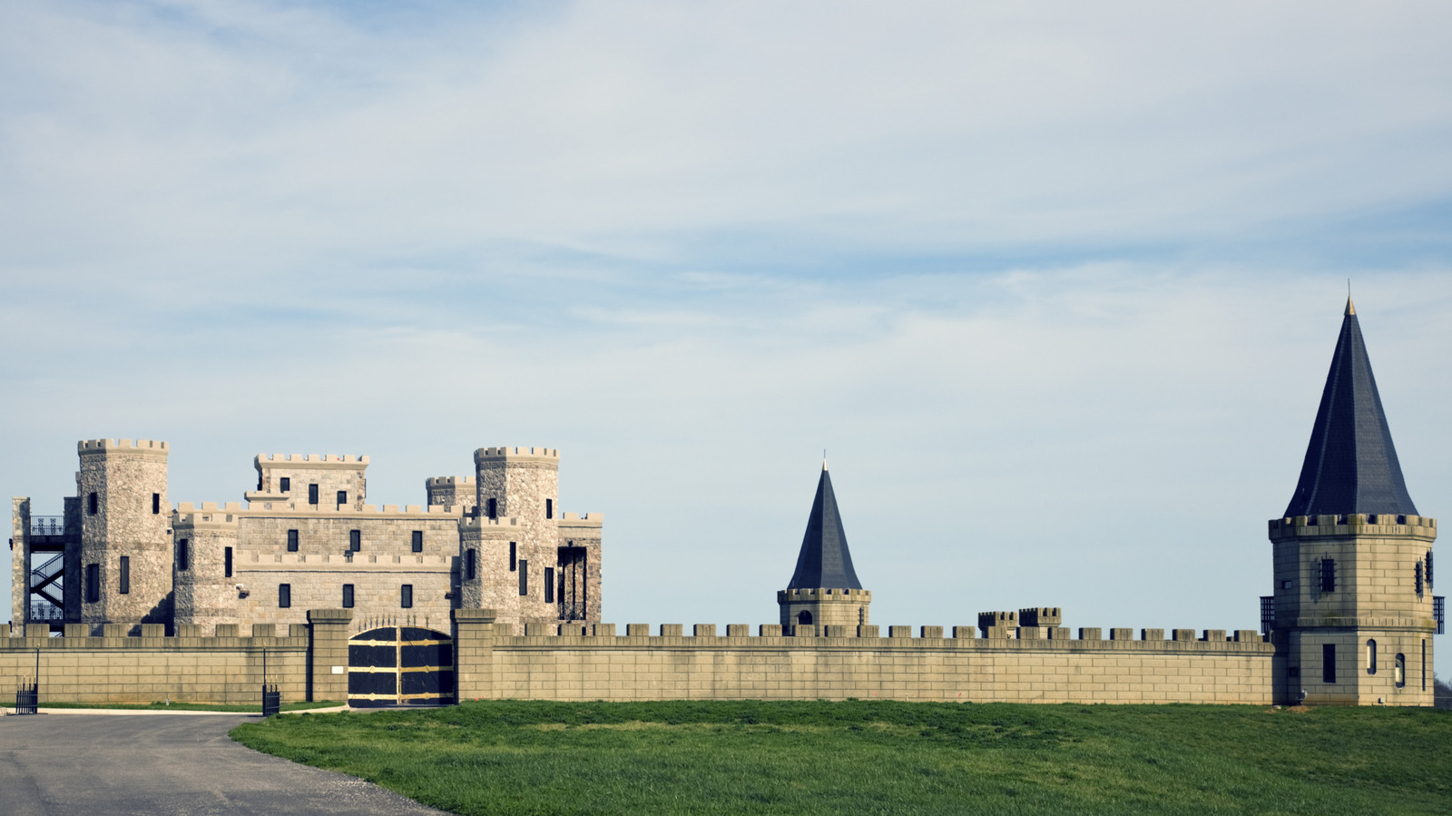 America's 5 Most Stunning Castle Hotels For A Lavish Getaway, According To Visitors

