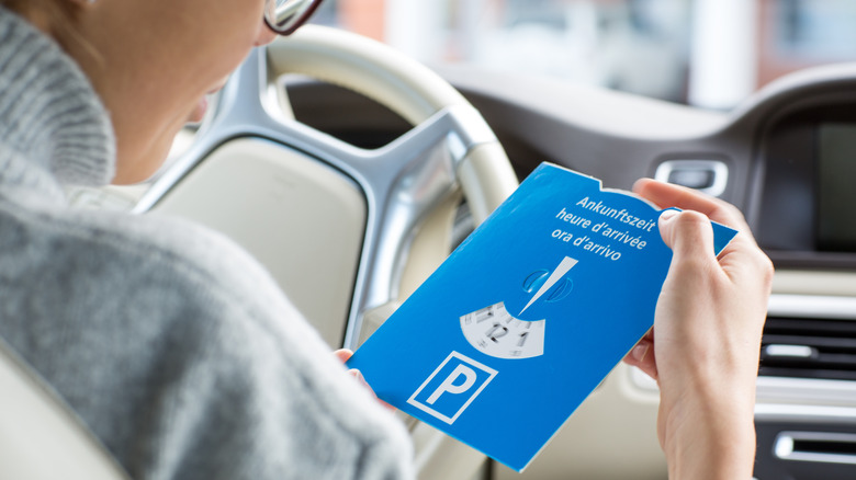 woman with parking disk