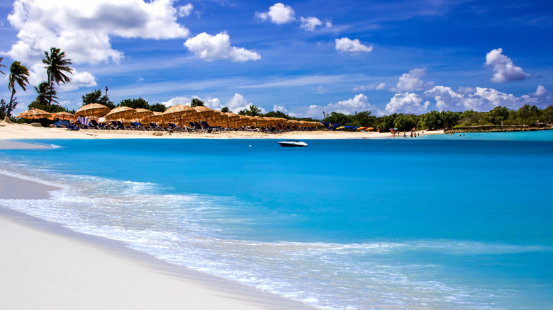 The beautiful turquoise waters of Mullet Bay Beach.