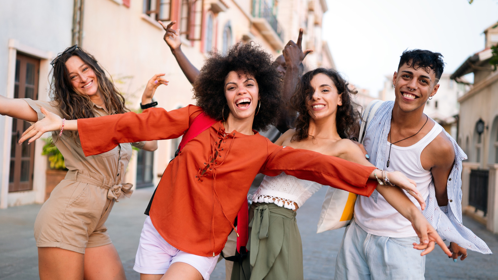 5 Ways To Find Hidden Gems While Traveling Without A Tour Guide

