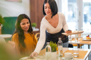 Rick Steves empfiehlt: Diese Verpflegungsoption bei Hotelbuchungen in Europa zu vermeiden