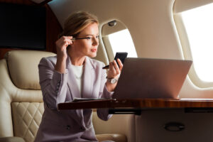 Dermatologen warnen: Warum du im Flugzeug kein Make-up tragen solltest