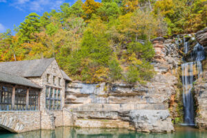 Dieser unglaubliche Park in den Ozarks bietet Naturpfade, Wasserfälle und Tierbeobachtungstouren