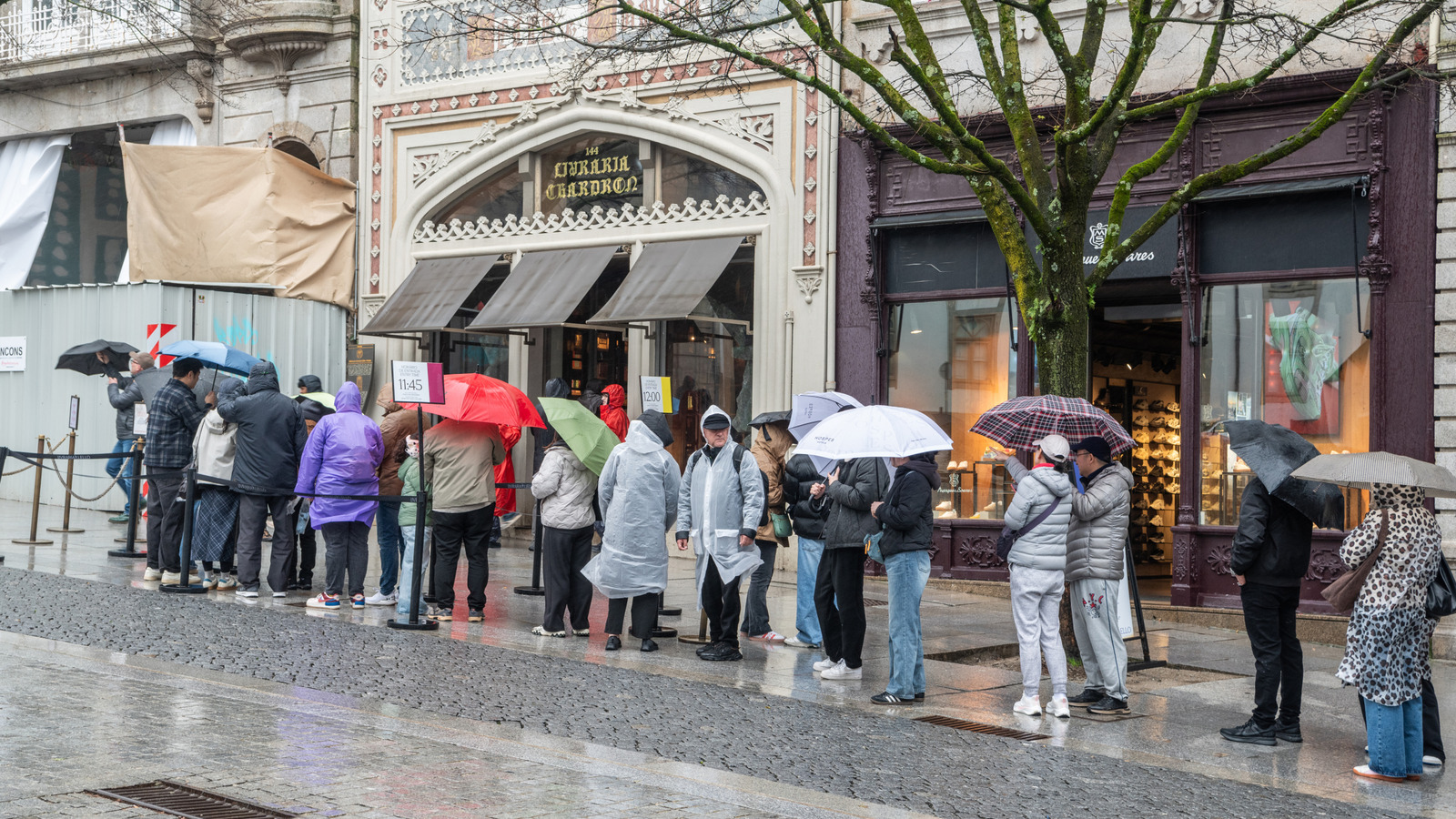 The Common Type Of European Tourist Trap Rick Steves Warns Travelers To Avoid

