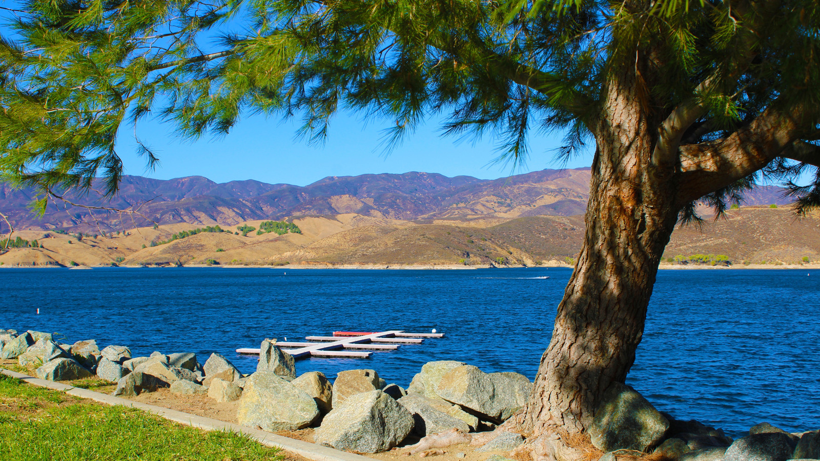 LA County's Largest Lake Is A Summer Swimming Haven With A Fun Inflatable Aquapark

