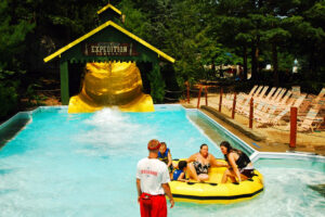 New Yorks größter Wasserpark mit hydromagnetischer Achterbahn – Ein Muss in diesem Sommer