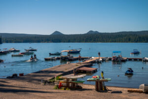 Unberührter Gletschersee in Oregon: Bergurlaub zum Campen und Bootfahren
