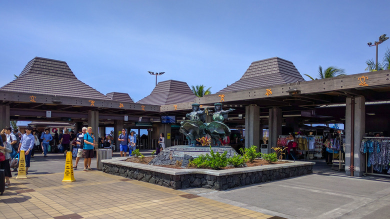 A courtyard at Kona International Airport.