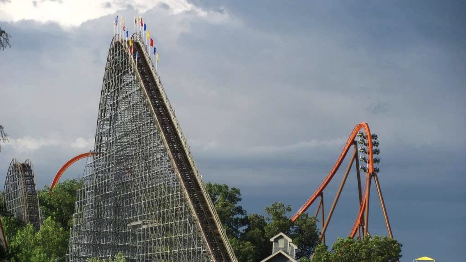 One Of The Midwest's Largest Amusement Parks Offers Family-Friendly Fun And Water Rides

