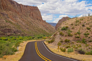 Eine der landschaftlich reizvollsten Straßen Amerikas bietet meilenlange Ausblicke auf Wüsten- und Berglandschaften in Texas