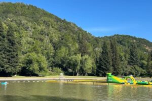 Nordkaliforniens See eröffnet schwimmenden Wasserpark – Outdoor-Spaß und Erholung für Familien