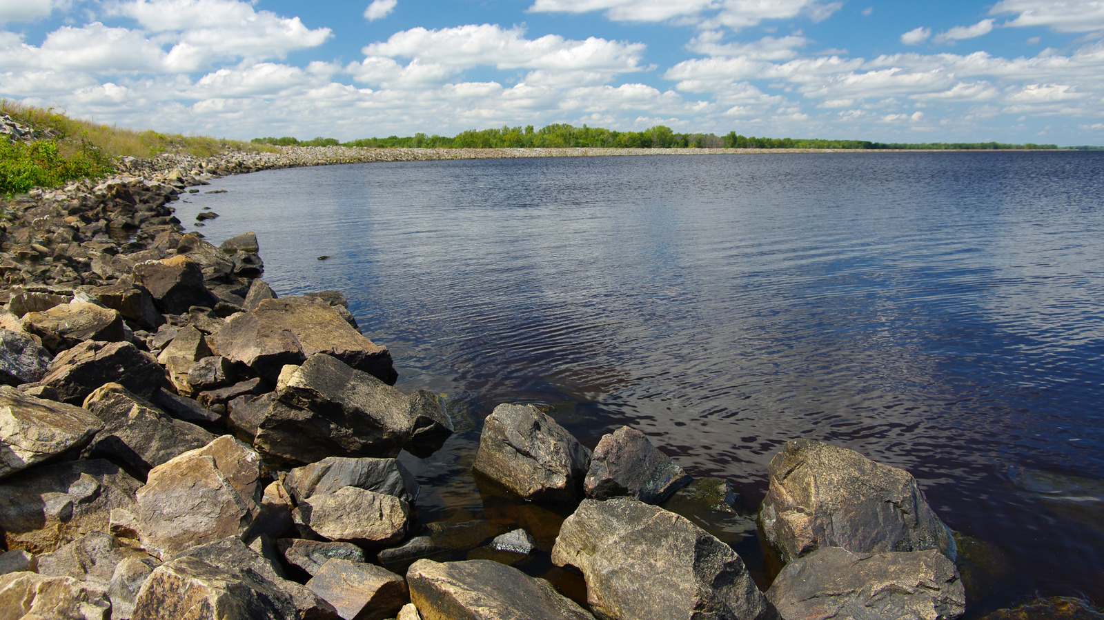 Wisconsin's Largest Artificial Lake Is An Outdoor Haven For Fishing, Boating, & Coastal Fun

