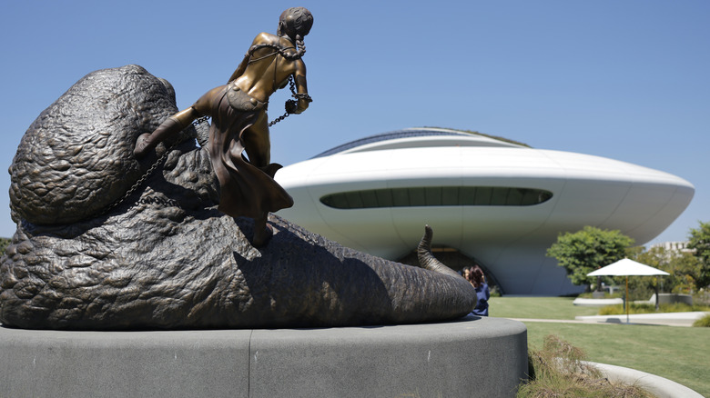 Leia strangling Jabba sculpture at the Lucas Museum.