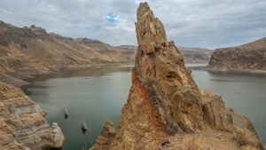 Oregon's Largest Artificial Lake Is An Outdoor Paradise With Scenic Mountains & A State Park

