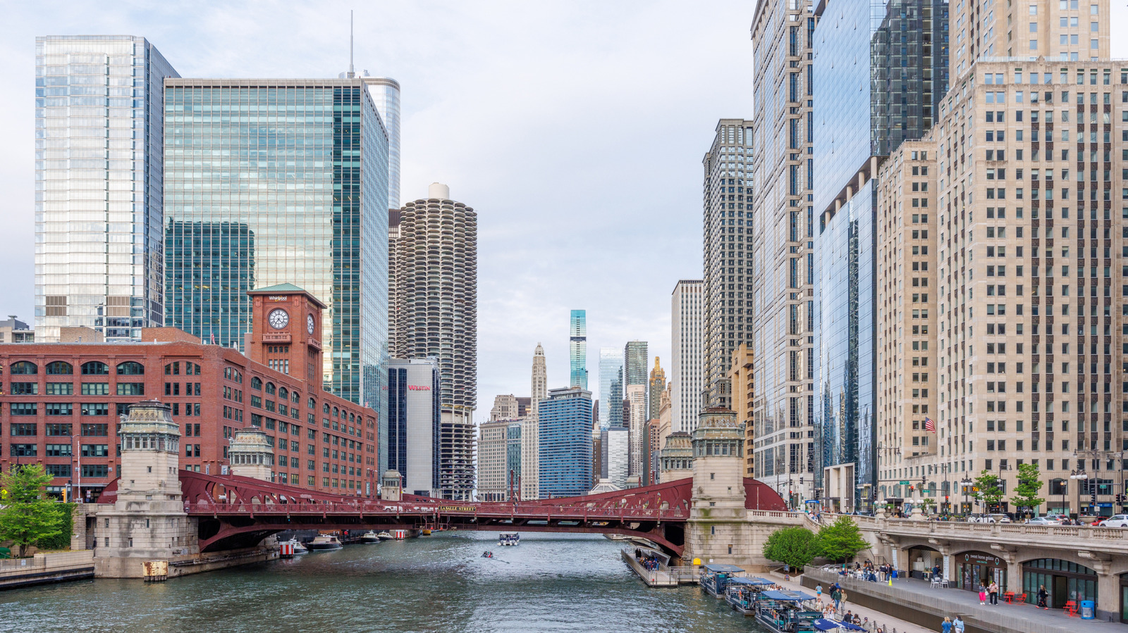 The Unwritten Rule Every Tourist Should Know Before Visiting Chicago

