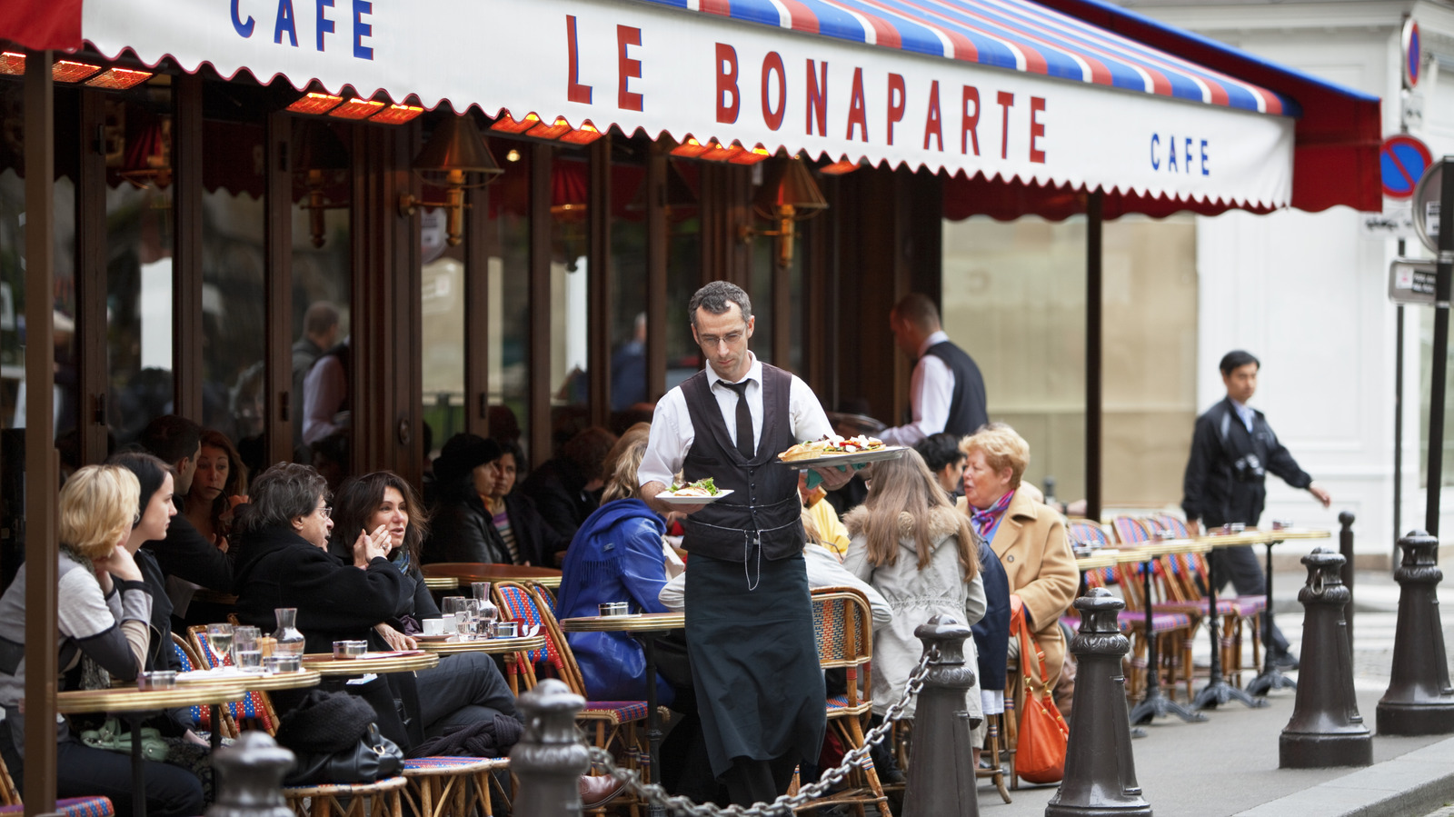 5 French Restaurant Rules American Tourists Break In The Last 10 Minutes


