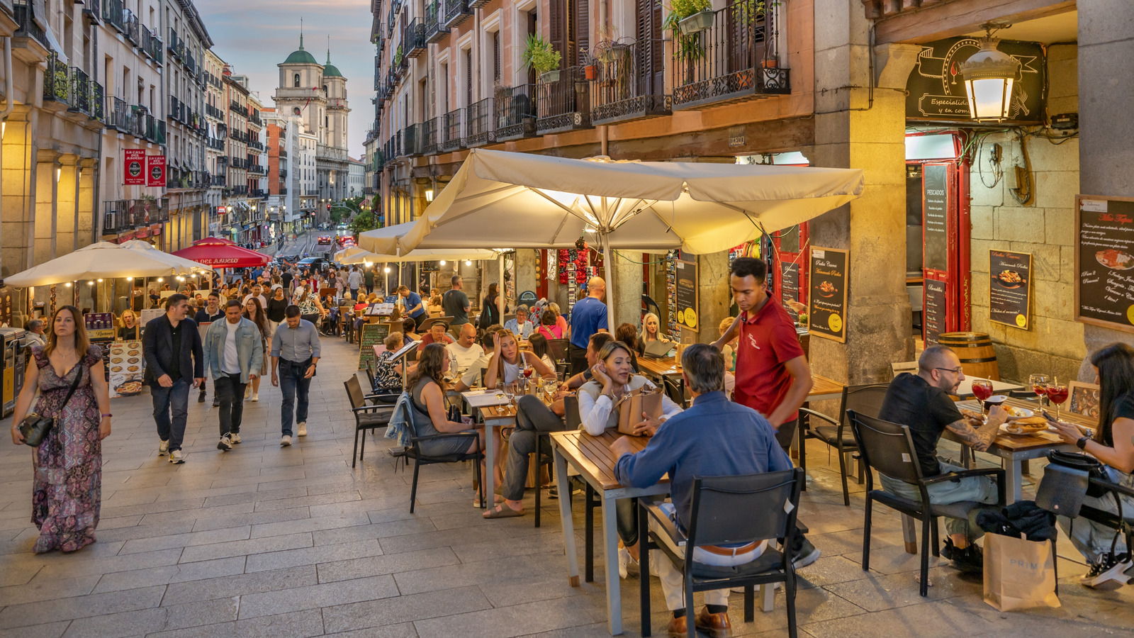 5 Spanish Restaurant Rules American Tourists Break Within The First 10 Minutes

