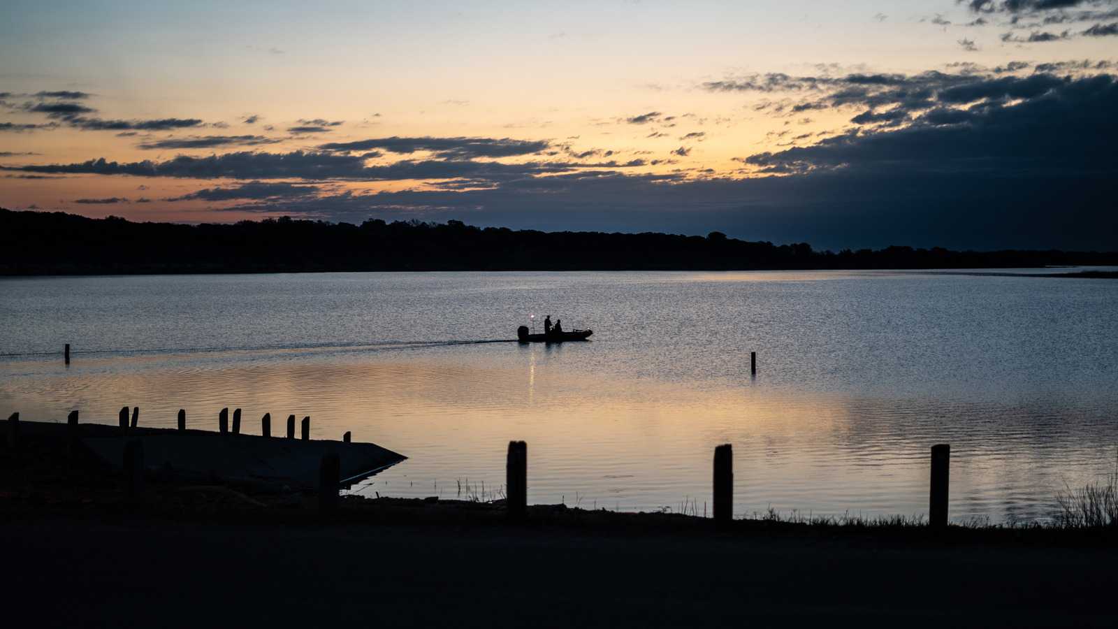 Sandwiched Between Austin And Waco Is An Overlooked Texas City With A Scenic Lake

