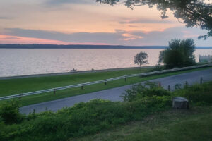 New Yorks ehemalige Marine- und Luftwaffenbasis ist jetzt ein rund 810 Hektar großes Finger Lakes-Resort mit Strand