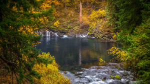 Oregon's 82-Mile Fall Foliage Drive Passes Lava Fields, Waterfalls, And A Disappearing Lake

