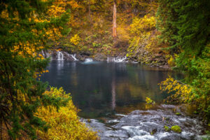 Oregons 82-Meilen-Herbstlaubfahrt führt vorbei an Lavafeldern, Wasserfällen und einem verschwindenden See