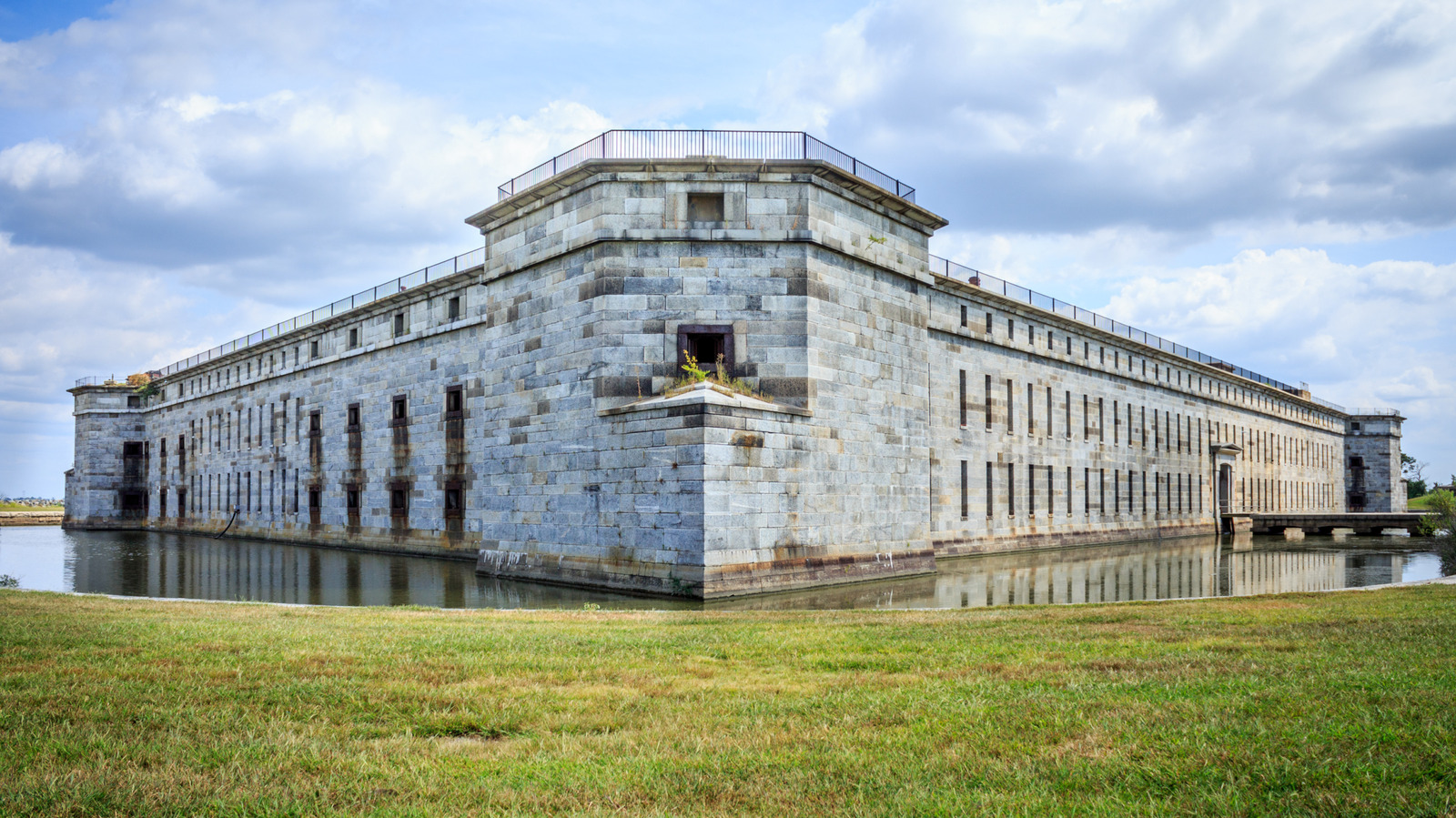 Delaware's Former Military Fort Is Now A Haunted Fall Escape With Colorful Foliage And Ghost Tours

