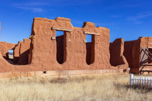 Ehemalige Armeebasis in New Mexico ist heute ein riesiges Nationaldenkmal mit Frontier-Adobe-Ruinen aus dem 19. Jahrhundert