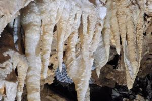 Kalifornien: Black Chasm Cavern – Seltene Kristalle, die der Schwerkraft trotzen, in jeder Kammer