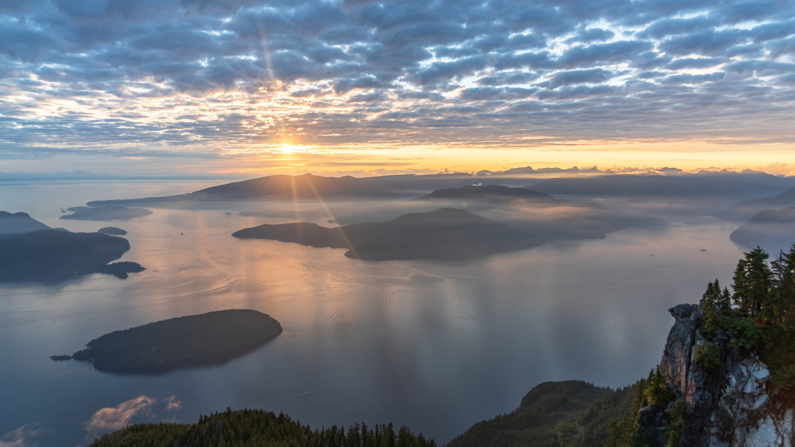 Canada's Iconic Trail Has Been Ranked One Of The Top 10 North American 'Hikes Of A Lifetime'

