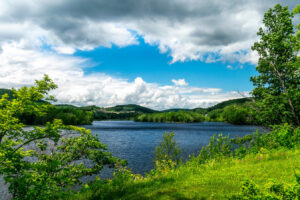 New Yorks größter künstlicher See: Ein Outdoor-Paradies in den Adirondacks zum Angeln und Camping