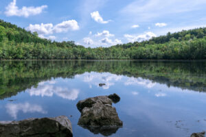 New Yorks ruhiger Staatspark: Spiegelglatter See, raue Wanderwege und Herbstfarben