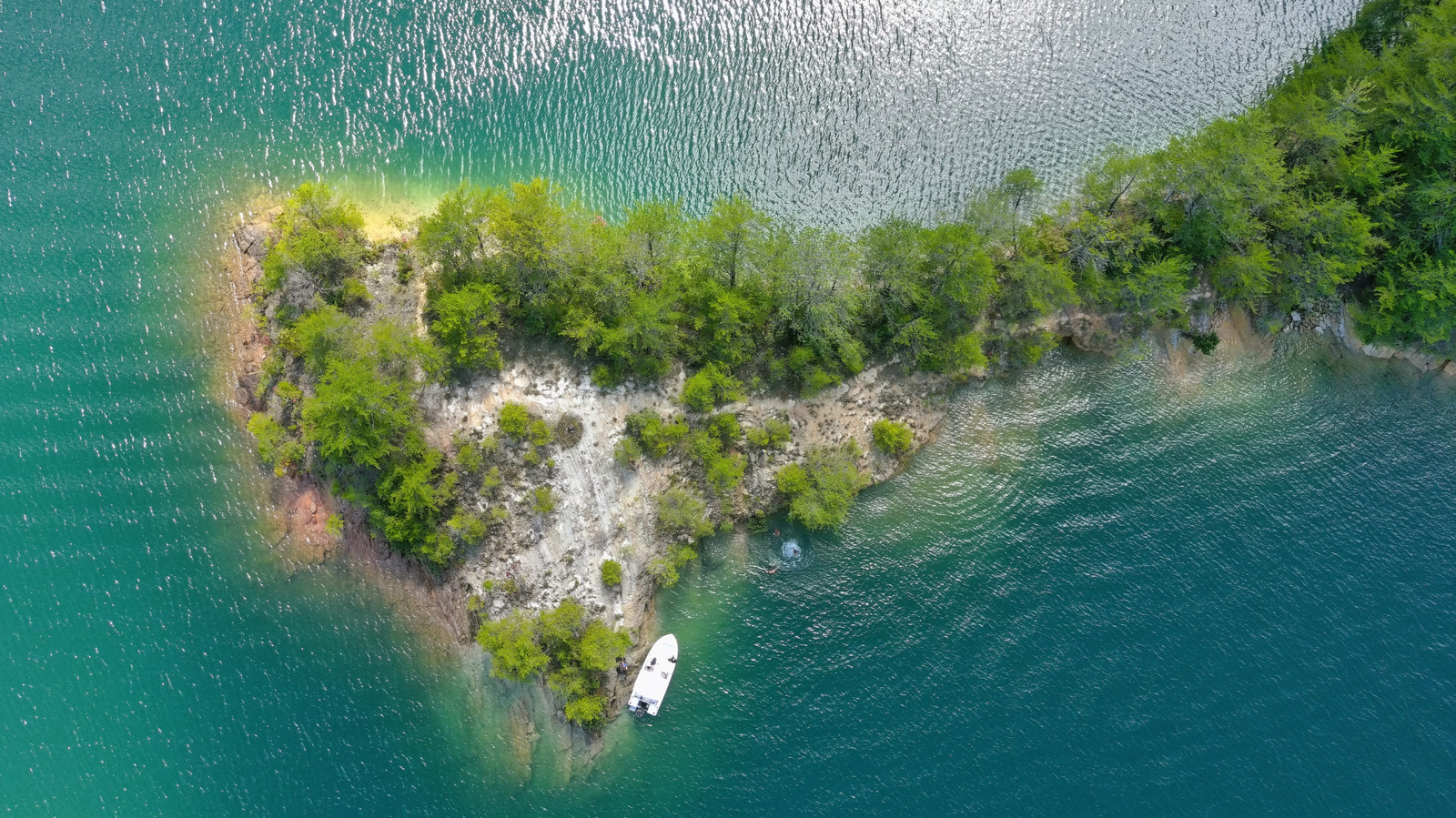 South Carolina's Serene Lake Boasts Turquoise, Caribbean-Like Water With Scenic Waterfalls

